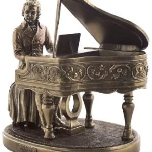 Bức tượng nhà soạn nhạc tài ba Mozart cùng Piano