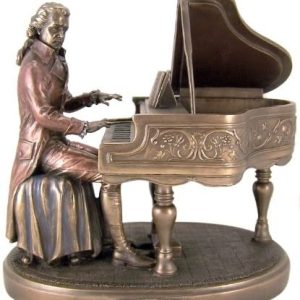 Bức tượng nhà soạn nhạc tài ba Mozart cùng Piano