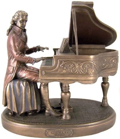 Bức tượng nhà soạn nhạc tài ba Mozart cùng Piano