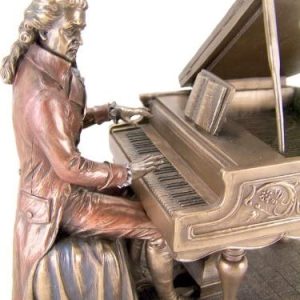 Bức tượng nhà soạn nhạc tài ba Mozart cùng Piano