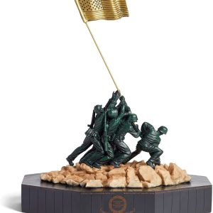 Bức tượng thủy quân lục chiến Mỹ cắm cờ