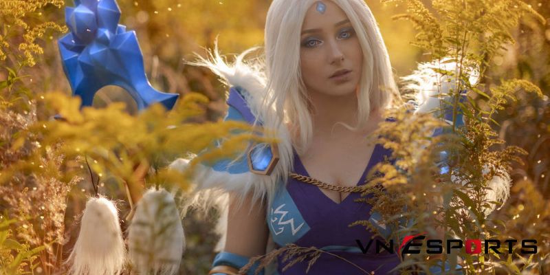 cosplay-crystal-maiden-trong-game-dota-5 cosplay Crystal Maiden phong cách nữ hoàng băng giá (5)