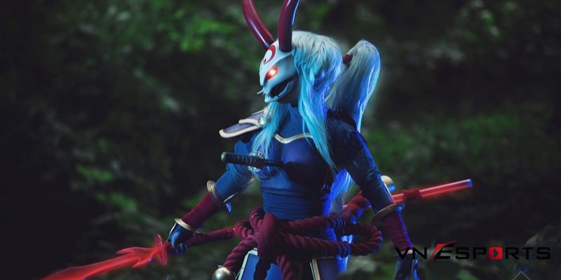 cosplay-kalista-huyet-nguyet-4 cosplay Kalista với thanh kiếm đâm xuyên người