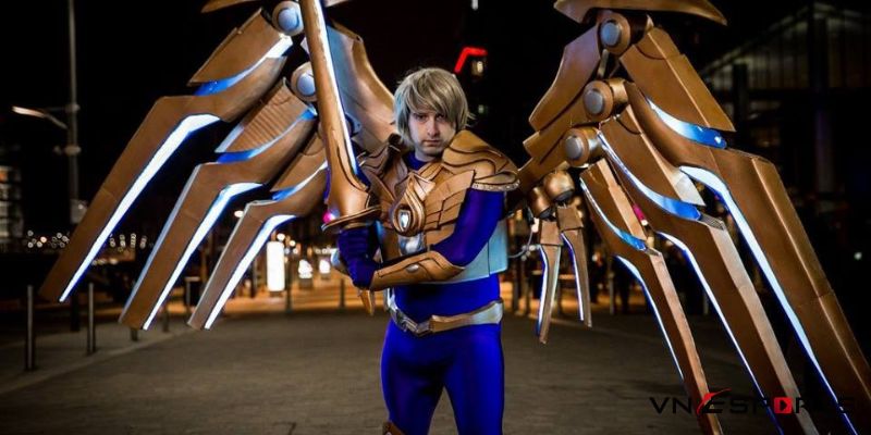 cosplay-kayle-phien-ban-nam-2 cosplay kayle tạo dáng với thanh kiếm thần