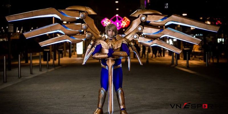 cosplay-kayle-phien-ban-nam-5 cosplay kayle cắm thanh kiếm xuống dưới đất