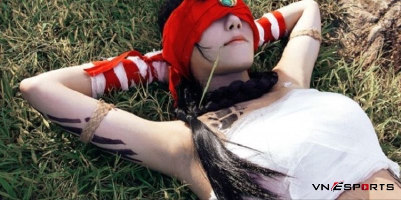 cosplay-lee-sin-nu-gioi-2 Cosplay Lee Sin với hình ảnh nằm trên cỏ