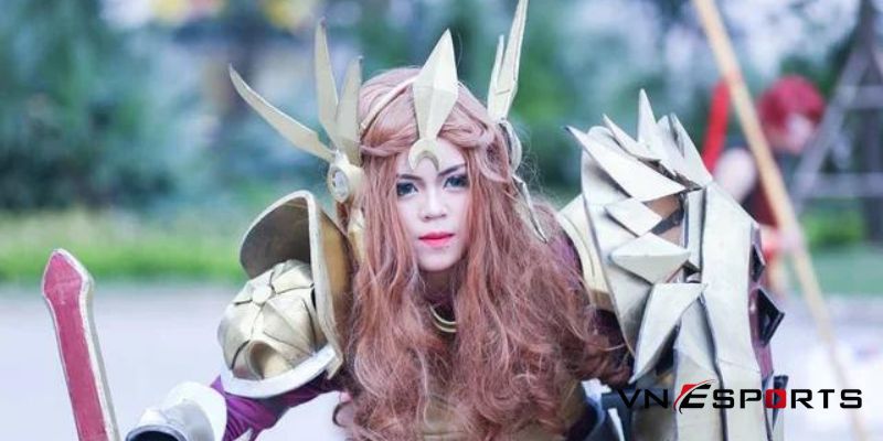 cosplay-leona-binh-minh-ruc-ro-2 tạo dáng chụp ảnh khi cosplay Leona
