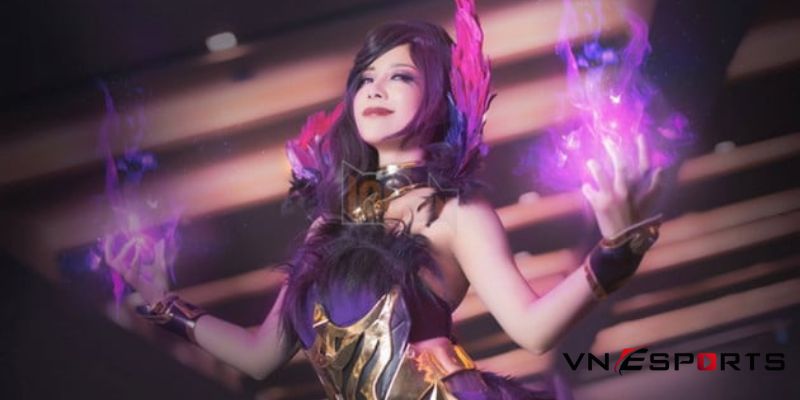 cosplay-morgana-thien-than-sa-nga-3 cosplay morgana với 2 quả cầu lửa tím trên tay