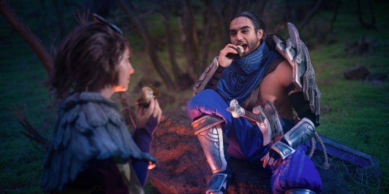 cosplay-yasuo-lien-quan-phien-ban-nam-5 Cosplay Yasuo đang ngồi ăn bánh bao