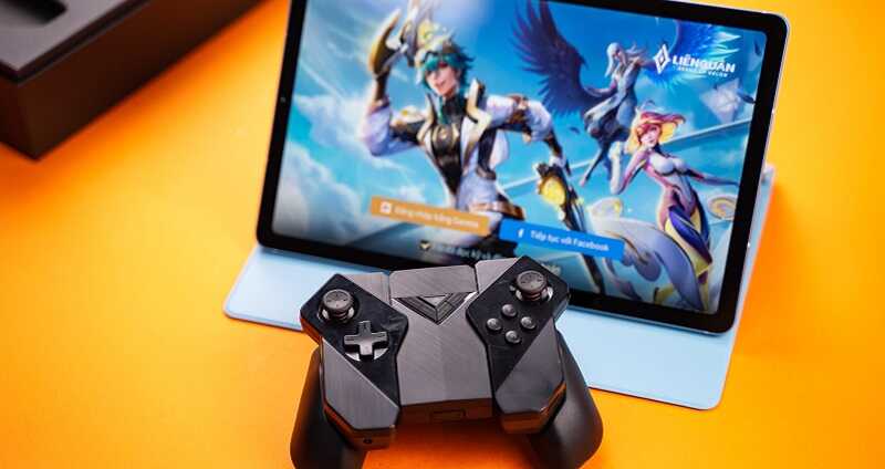 Nên chơi Genshin Impact bằng tay cầm trên pc hay mobile?