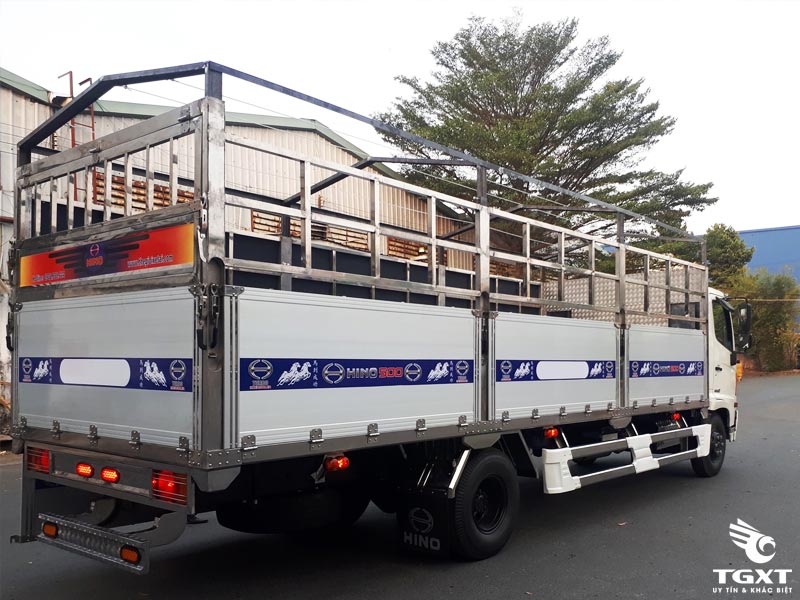 xe-tai-hino-6-tan-thung-mui-bat-h3 xe tai hino 6 tan thung mui bat h3